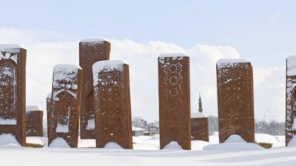 Anadolu&rsquo;nun Orhun Abideleri beyaza b&uuml;r&uuml;nd&uuml;