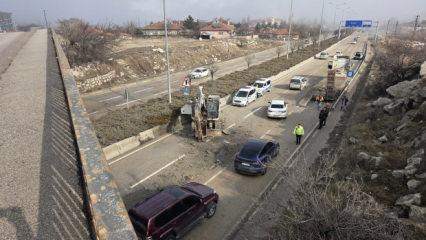Ankara'da facianın eşiğinden d&ouml;n&uuml;ld&uuml;: Tırdaki kep&ccedil;e k&ouml;pr&uuml;ye takılıp yola d&uuml;şt&uuml;