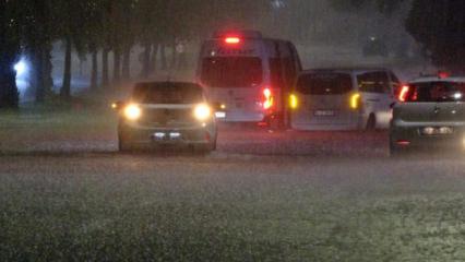 Antalya'da sağanak yolları g&ouml;le d&ouml;nd&uuml;rd&uuml;: &Ccedil;ok sayıda ara&ccedil; mahsur kaldı