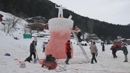 Ayder'de kar festivali kayakla başladı; kardan &ccedil;ay bardağı g&ouml;r&uuml;c&uuml;ye &ccedil;ıktı