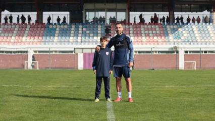 37 yaşındaki deneyimli futbolcu oğlunun takımına transfer oldu