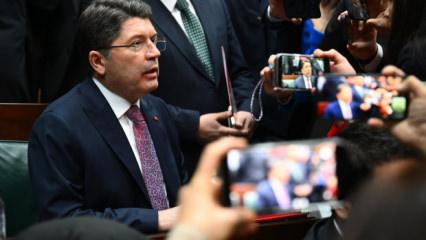 Bakan Tun&ccedil; duyurdu: Bayrağımıza y&ouml;nelik saldırıda 14 kişi g&ouml;zaltına alındı