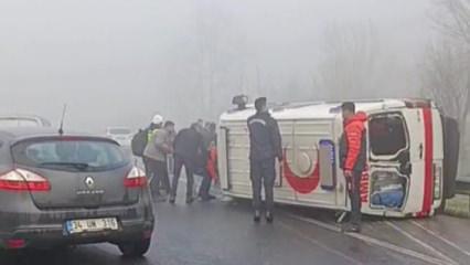 D&uuml;zce&rsquo;de ambulans devrildi: 2 yaralı