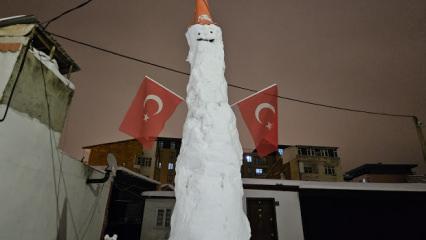 Elazığ'da dev kardan adam g&ouml;renleri hayrete d&uuml;ş&uuml;rd&uuml;