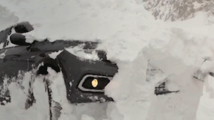 Giresun'da faciaya ramak kala! Kara saplanan otomobilin &uuml;zerine &ccedil;ığ d&uuml;şt&uuml;