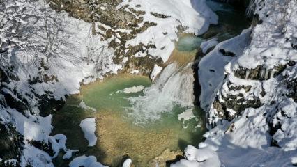 Giresun&rsquo;daki Mavig&ouml;l ile Kuzalan Şelalesi beyaz &ouml;rt&uuml;yle kaplandı