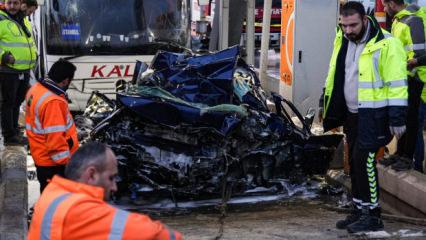Gişelerde korkun&ccedil; &ouml;l&uuml;m! Yolcu otob&uuml;s&uuml;n&uuml;n ezdiği otomobilde 2 &ouml;l&uuml;