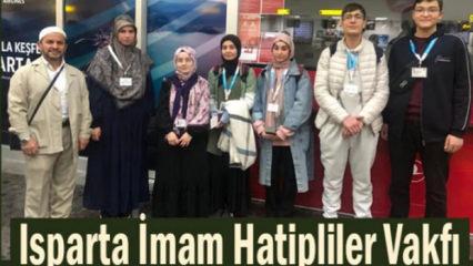 Isparta İmam Hatipliler Vakfı 6 &ouml;ğrenciyi umreye g&ouml;nderdi