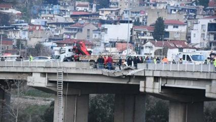İzmir'de iş makinesi y&uuml;kl&uuml; tır viyad&uuml;kten d&uuml;şt&uuml;: Yaralılar var!