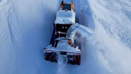 Kar kalınlığı 3 metreyi buldu! K&ouml;y yolları ulaşıma kapandı 