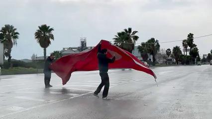Kara yoluna d&uuml;şen T&uuml;rk bayrağını katlayıp, kaldırdılar
