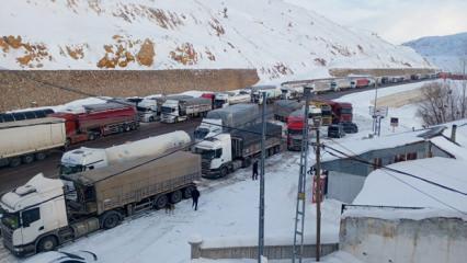 Kara yolunda ağır tonajlı ara&ccedil;ların ge&ccedil;işine yasak: Trafik kilometrelerce uzadı!