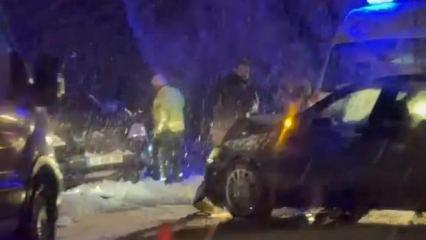 Karlı yolda kayan otomobil karşı şeritten gelen ara&ccedil;la &ccedil;arpıştı: 6 yaralı