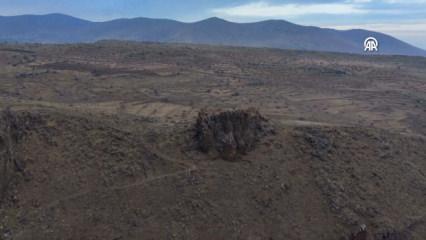 Kaya k&uuml;tlesi &uuml;zerine kurulu 1000 yıllık Murtaza Kalesi zamana direniyor