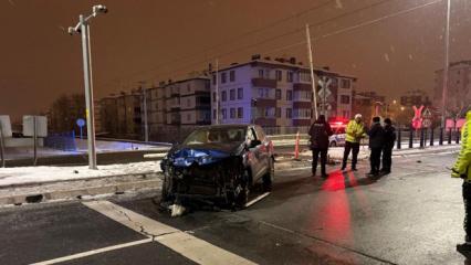 Kayseri'de otomobil ile y&uuml;k treni &ccedil;apıştı