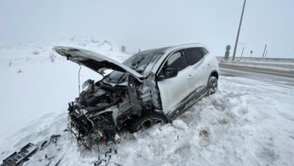 Kayseri'de otomobil ref&uuml;je &ccedil;arptı: 3 yaralı