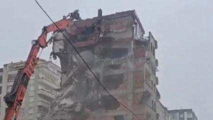 Diyarbakır'da ağır hasarlı bina saniyeler i&ccedil;inde yerle bir oldu