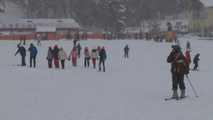 Sarıkamış&rsquo;ta kar yağışı altında kayak ve snowboard keyfi 