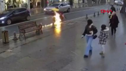 Seyir halindeki motosiklet alev aldı; o anlar kamerada