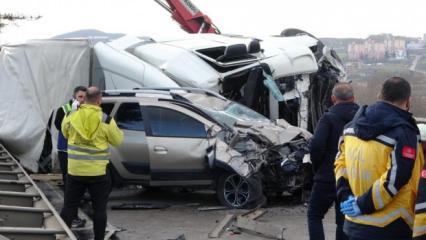 Tır karşı şeride ge&ccedil;ip ara&ccedil;lara daldı: 1 &ouml;l&uuml;, 3 yaralı