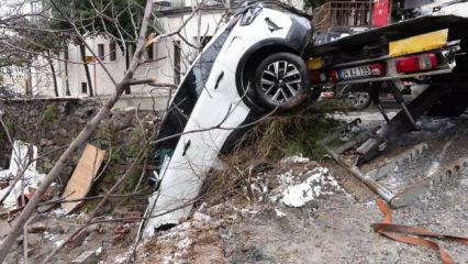 &Uuml;sk&uuml;dar'da kar yağışının etkisiyle yokuş aşağı kayan otomobil bah&ccedil;eye u&ccedil;tu: 3 yaralı