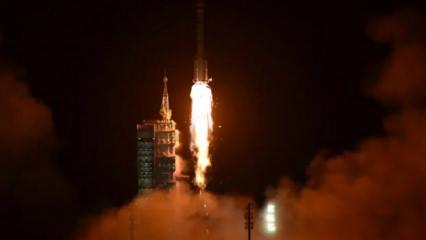 Uzay &ccedil;&ouml;p&uuml; &ccedil;arptı! İnsansız D&uuml;nya'ya d&ouml;nd&uuml;