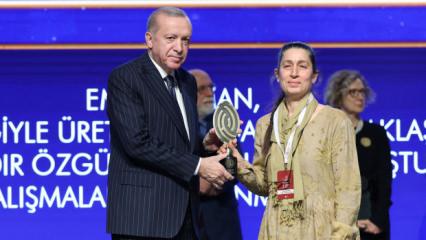 Yaptığı işle Cumhurbaşkanı Erdoğan'dan "Yaşayan İnsan Hazinesi" &ouml;d&uuml;l&uuml;n&uuml; aldı