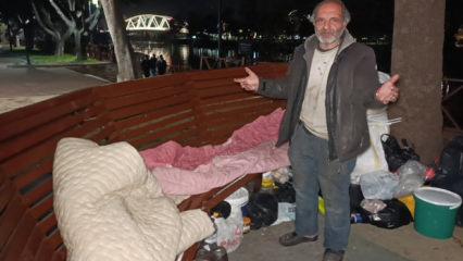 Felaket zinciri iş yerinin yıkılmasıyla başladı: 2 yıldır bankta yaşıyor