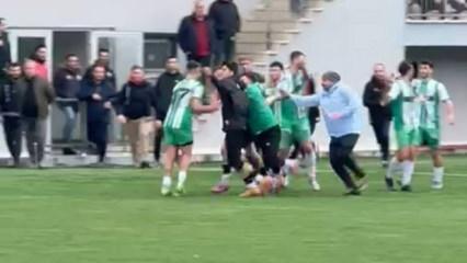 Yeşil saha boks ringine d&ouml;nd&uuml;! Futbolculardan yumruk yumruğa kavga