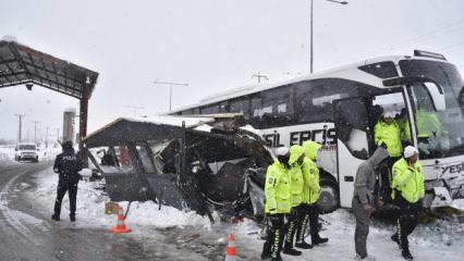 Yolcu otob&uuml;s&uuml; polis noktasına &ccedil;arptı: Yaralı polisler var!
