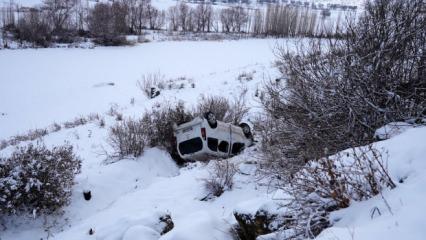 Mardin'de buzlanan yolda kayan ara&ccedil; u&ccedil;uruma yuvarlandı: 6 yaralı