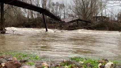 &Ccedil;anakkale'de &ccedil;ay ve dere taştı, yolları su bastı!