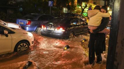 İzmir'de altyapı kabusu! Ara&ccedil;lar sulara g&ouml;m&uuml;ld&uuml;, 3 il&ccedil;ede sular kesildi