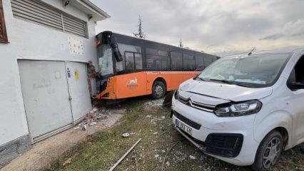 Kargo aracının &ccedil;arptığı belediye otob&uuml;s&uuml; duvara &ccedil;arparak durabildi