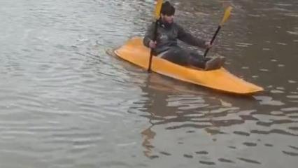 Adana'daki sağanakta ilgin&ccedil; anlar: Kanoyla gezdi!