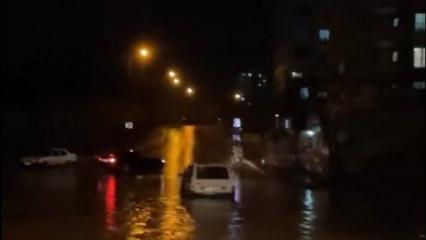 Adana&rsquo;yı sağanak vurdu! Yollar bataklığa d&ouml;nd&uuml;, otomobiller sular altında kaldı