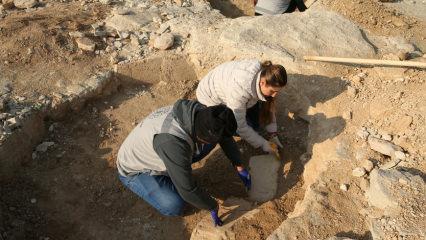 Adıyaman&rsquo;da G&ouml;beklitepe&rsquo;deki &ldquo;T&rdquo; taşları andıran yapılar bulundu