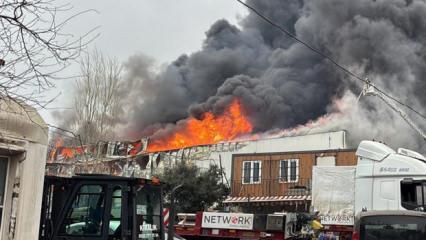 SON DAKİKA... Ataşehir'de iş yerinde korkutan yangın: Saatler i&ccedil;inde k&uuml;le d&ouml;nd&uuml;