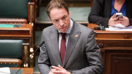 Bel&ccedil;ikalı vekilden k&uuml;stah s&ouml;zler: Kutsalımıza dil uzatma c&uuml;retinde bulundu