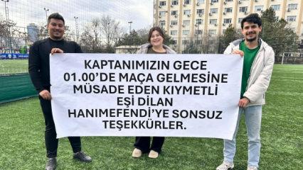 Halı sahaya giden kocaya izin &ccedil;ıktı: Trib&uuml;nden pankartlı teşekk&uuml;r gecikmedi