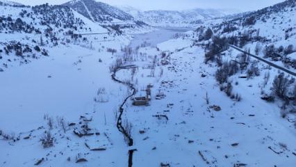 Kuraklık geri getirdi: 16 yıl sonra Sivas'taki k&ouml;y ortaya &ccedil;ıktı! Şimdi de karlar altında