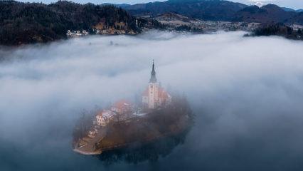 Sisler arasındaki kartpostallık manzara: Bled G&ouml;l&uuml;
