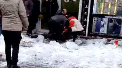 &Ccedil;atıdan akan kar k&uuml;tlesinin altında kaldı