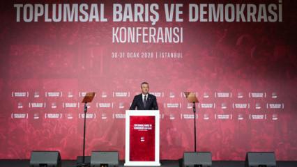 CHP&rsquo;nin DEM&rsquo;li konferansı karanlık odaya d&ouml;nd&uuml;! Ses ve g&ouml;r&uuml;nt&uuml; yasak... Fondaşlar k&ouml;p&uuml;rd&uuml;
