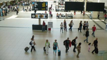 D&uuml;n kaybolan kadın havalimanında bulundu