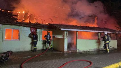 Kocaeli'de 74 yaşındaki annesinin i&ccedil;inde bulunduğu evi yakan sanık yargılanıyor