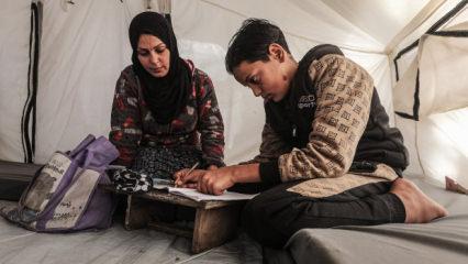 Gazze'de y&uuml;rek burkan dram: Annesi yaralı oğlunu şırıngayla besliyor