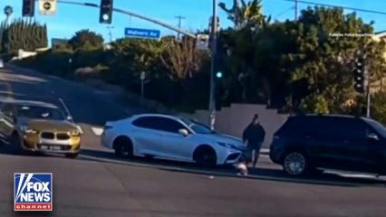 Hareket halindeki ara&ccedil;tan yola d&uuml;şen &ccedil;ocuk y&uuml;rekleri ağza getirdi!