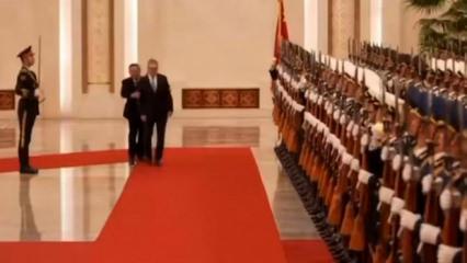 İngiltere Başbakanı Starmer'in &Ccedil;in'de "hizaya" sokulduğu anlar