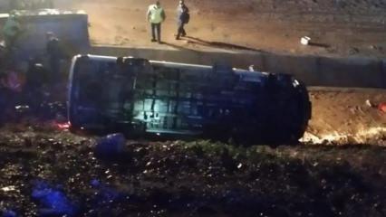 İş&ccedil;i servisi u&ccedil;uruma yuvarlandı: 1'i ağır, 13 yaralı